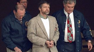 Kaczinskyt 1996-ban, ügynökök gyűrűjében