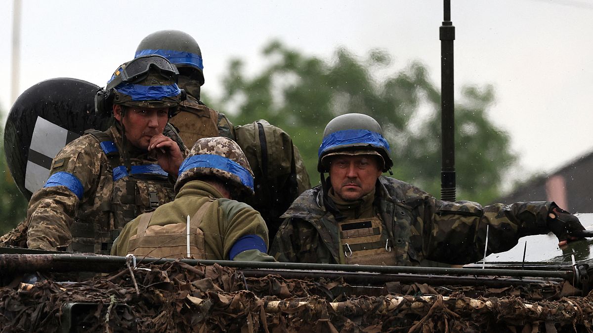 جنود أوكرانيون داخل حاملة جند مصفحة في منطقة زابوروجيا 11/06/2023