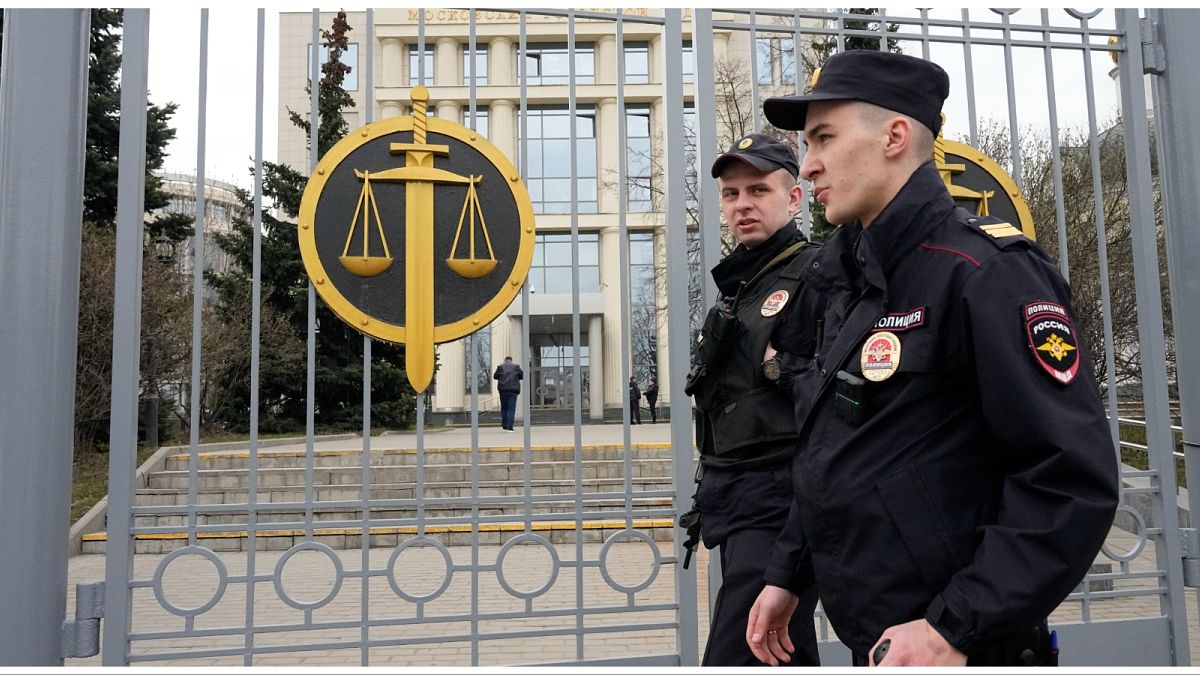 ضباط الشرطة يحرسون مدخل محكمة مدينة موسكو قبل الحكم على الناشط المعارض الروسي فلاديمير كارا مورزا، في موسكو، 17 أبريل 2023.