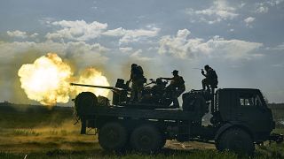 Soldados ucranianos disparan un cañón cerca de Bajmut, el lunes 15 de mayo de 2023