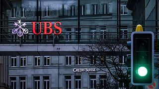 شعار مصرف "يو بي إس"  في زيورخ، سويسرا