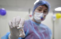 A Pfizer-BioNTech koronavírus-vakcinája egy román nővér kezében