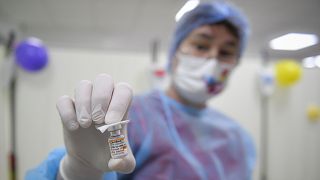 A Pfizer-BioNTech koronavírus-vakcinája egy román nővér kezében