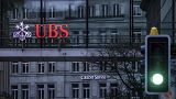 A Credit Suisse és a UBS svájci bankok logója Zürichben, 2023. március 19-én