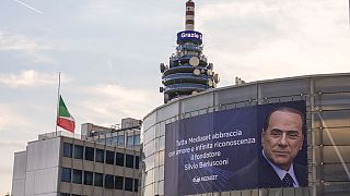 Une affiche géante de Silvio Berlusconi sur le siège du réseau de télévision Mediaset, près de Milan