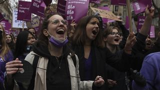 متظاهرات في مسيرة لحقوق النساء في باريس، فرنسا. 