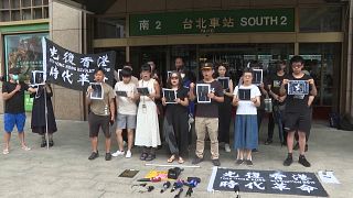 Ativistas pró-democracia de Hong Kong à entrada da principal estação ferroviária de Taipé