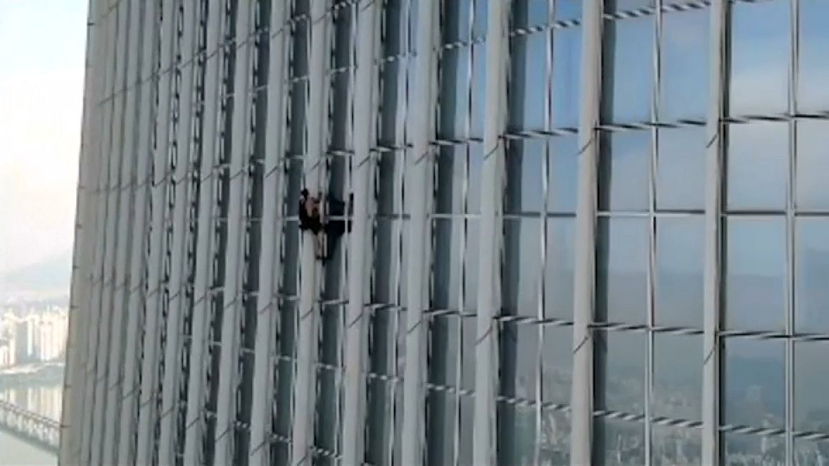 رجل بريطاني يتسلق برج لوت وورلد في سيول. 2023/06/12