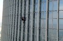 رجل بريطاني يتسلق برج لوت وورلد في سيول. 2023/06/12