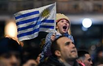 طفلة تحتفل بفوز الأوروغواي في شوارع مونتيفيديو