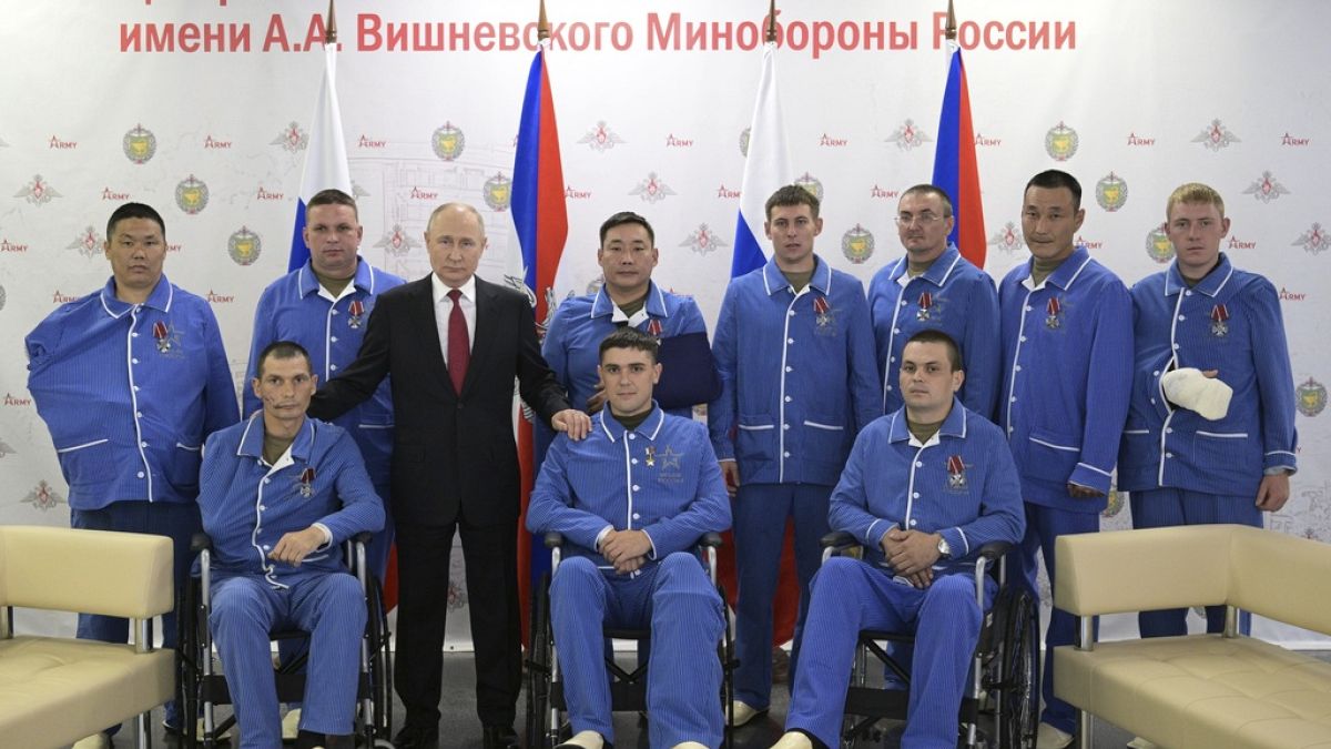 Putin hat in einem Militär-Krankenhaus in Moskau bei Russlands Krieg in der Ukraine verletzte Soldaten geehrt