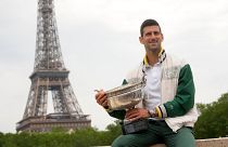 Novak Djokovic à Paris avec la Coupe des Mousquetaires, le 12 juin 2023