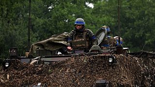 Ukrainische Soldaten auf einem gepanzerten Wagen in der Region Saporischschja