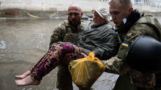 Según el parte del Ministerio del Interior, un total de 2 743 personas han sido evacuadas en la provincia de Jersón y 982 en la de Mykoláyiv.