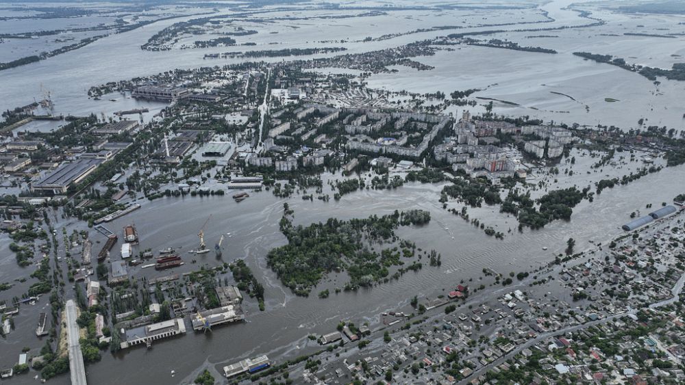 Die Zahl der Todesopfer in der überschwemmten Ukraine steigt, da Freiwillige zur Hilfe eilen