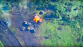 در این عکس که از ویدئویی که توسط سرویس مطبوعاتی وزارت دفاع روسیه در روز چهارشنبه ۷ ژوئن ۲۰۲۳ منتشر شد، یک خودروی نظامی اوکراینی در جریان نبرد در اوکراین مورد اصابت قرار گرفته