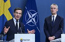 Ulf Kristersson svéd kormányfő és Jens Stoltenberg NATO-főtitkár