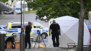 Rendőrök a stockholmi Farstában történt szombati lövöldözés színhelyén