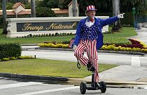 "Uncle Sam"-nek öltözött férfi a Trump National Doral előtt, 2023. június 12-én