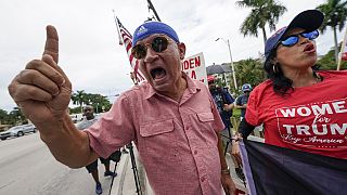 Partidarios de Trump esperan el paso del convoy del expresidente Donald Trump en Florida