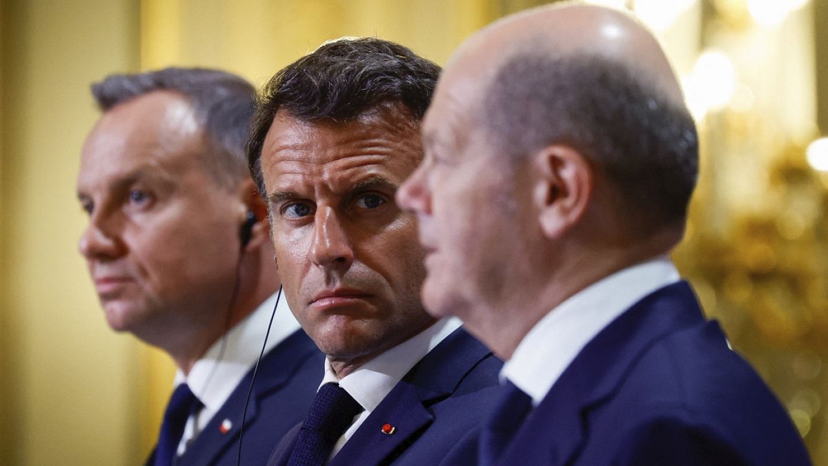 De izquierda a derecha, el presidente polaco, Andrzej Duda, el francés, Emmanuel Macron, y el canciller alemán, Olaf Scholz, en París. Francia
