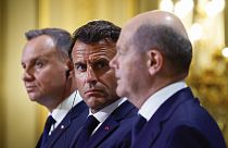 De izquierda a derecha, el presidente polaco, Andrzej Duda, el francés, Emmanuel Macron, y el canciller alemán, Olaf Scholz, en París. Francia