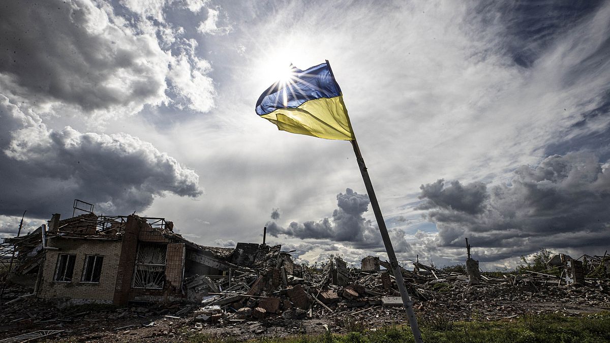 Risventola la bandiera ucraina. 