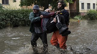 Rescatistas evacúan a un hombre en Jersón, Ucrania