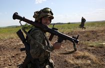 Soldado ucraniano durante un ejercicio militar cerca del frente en la región de Donetsk la semana pasada