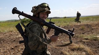 Ukrán katona a frontvonaltól nem messze a Donyecki területen 2023. június 8-án.