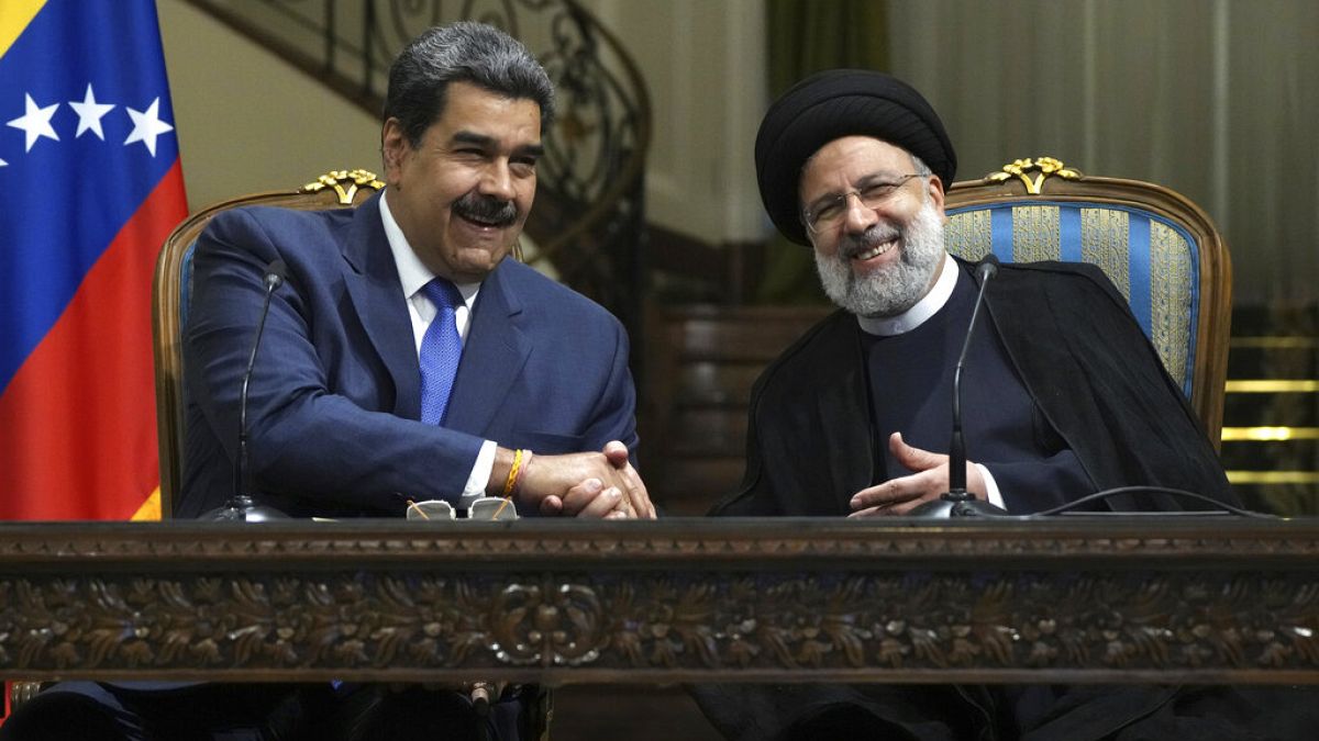 İran Cumhurbaşkanı Reisi Venezuela Devlet Başkanı Maduro ile el sıkışırken