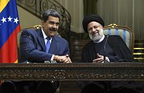 İran Cumhurbaşkanı Reisi Venezuela Devlet Başkanı Maduro ile el sıkışırken