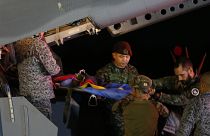 أفراد عسكريون ينزلون من طائرة أحد الأطفال الأربعة الذين فقدوا بعد تحطم طائرة، بوغوتا، كولومبيا، السبت 10 يونيو 2023.