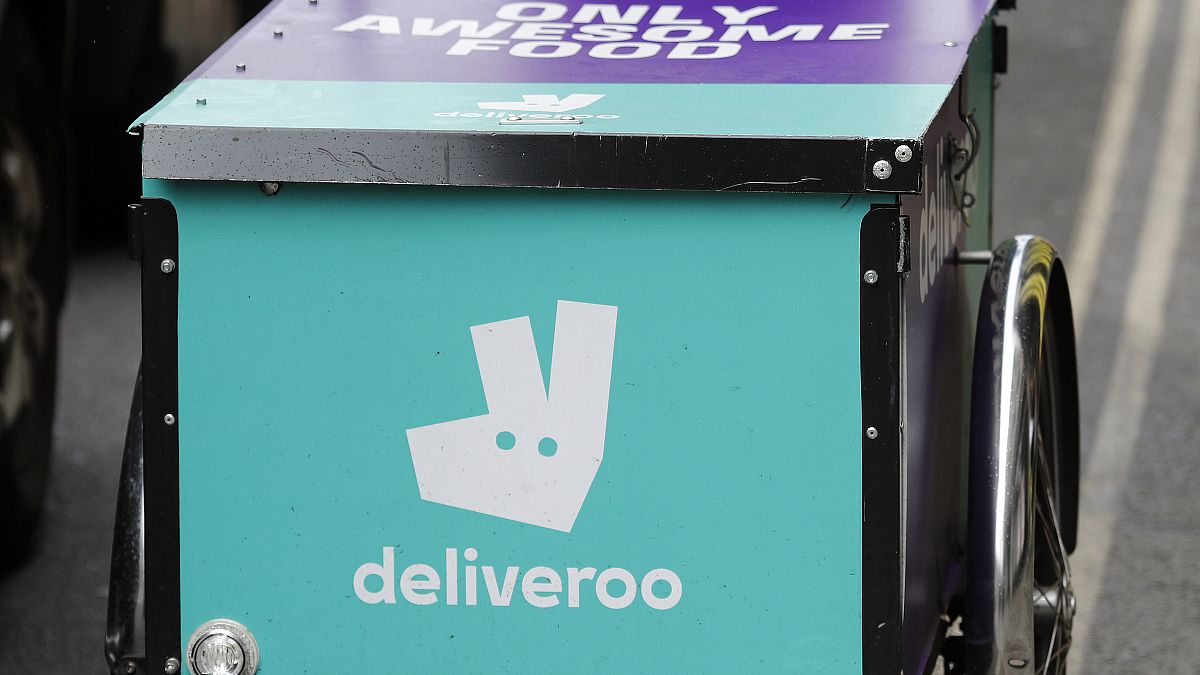 Ezen a 2017. július 11-i fotón egy londoni kerékpáron egy "deliveroo" logó látható