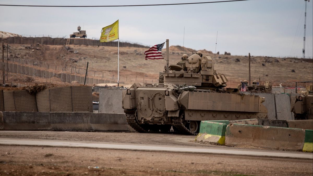 دورية للجنود الأمريكيين بالقرب من السجن الذي هاجمه مقاتلو الدولة الإسلامية في 20 كانون الثاني / يناير في الحسكة، سوريا، 8 شباط / فبراير 2022.