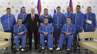Vlagyimir Putyin sebesült orosz katonák gyűrűjében