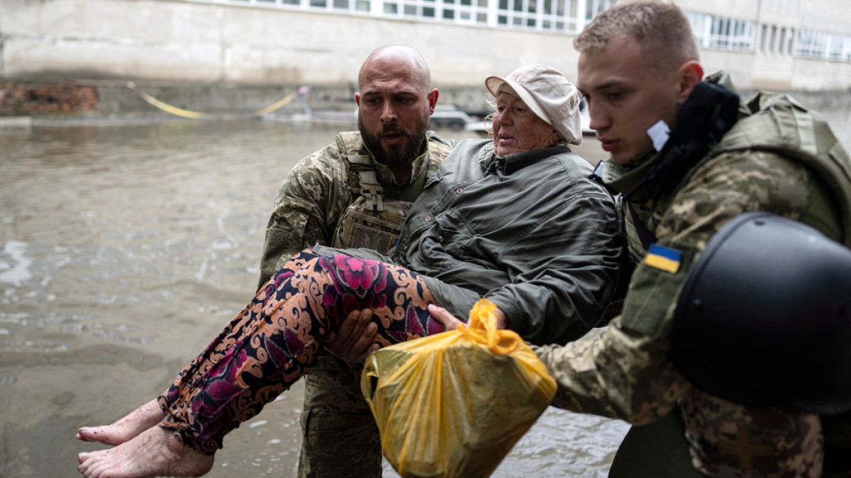 Rescate de civiles en las zonas inundadas por la presa de Kajovka