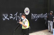 كتابة الغرافيتي على بوابة القنصلية الأمريكية في هونغ كونغ. 2023/06/13