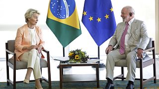La présidente de la Commission européenne, Ursula von der Leyen, et le président brésilien, Luiz Inacio Lula da Silva (de gauche à droite)