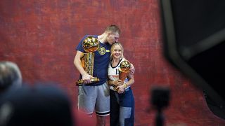 Ο Νίκολα Γιόκιτς με την σύζυγό του Νατάλια κρατούν τα δύο κύπελλα, του NBA και του MVP