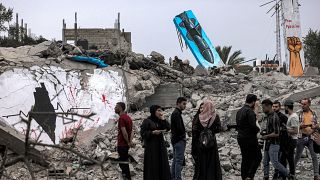 لوحات مرسومة على أنقاض المنازل التي دمرتها الغارات الجوية الإسرائيلية خلال مايو 2023