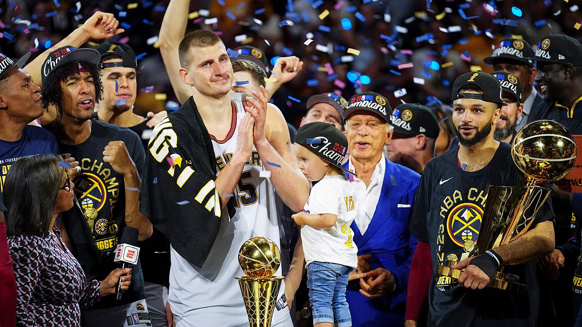Nikola Jokic y los Denver Nuggets celebran la victoria del campeonato de la NBA tras vencer a los Miami Heat en el quinto juego de las Finales.