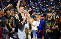 Nikola Jokic y los Denver Nuggets celebran la victoria del campeonato de la NBA tras vencer a los Miami Heat en el quinto juego de las Finales.