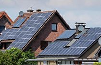 Des panneaux solaires sur des toits de maisons à Dülmen, en Allemagne.