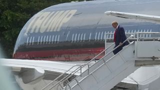 الرئيس السابق دونالد ترامب يصل إلى مطار ميامي الدولي، الاثنين 12 يونيو 2023.
