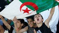 الجزائر أطفال يرفعون علم بلادهم خلال مسابقة رياضية - 2007/07/14
