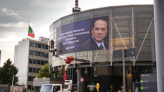 Silvio Berlusconi képe egy óriás molinón