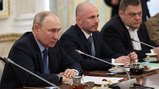 El presidente ruso Vladimir Putin, izquierda, habla durante una reunión con corresponsales de guerra rusos que cubren una operación militar especial en el Kremlin en Moscú.