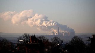 De la vapeur et de la fumée s'échappent de la centrale électrique au charbon de Ratcliffe-on-Soar près de Nottingham.