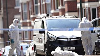 Αστυνομικοί εξατάζουν το βαν με το οποίο δράστης επιτέθηκε εναντίον πεζών στο Νότιγχαμ της Αγγλίας